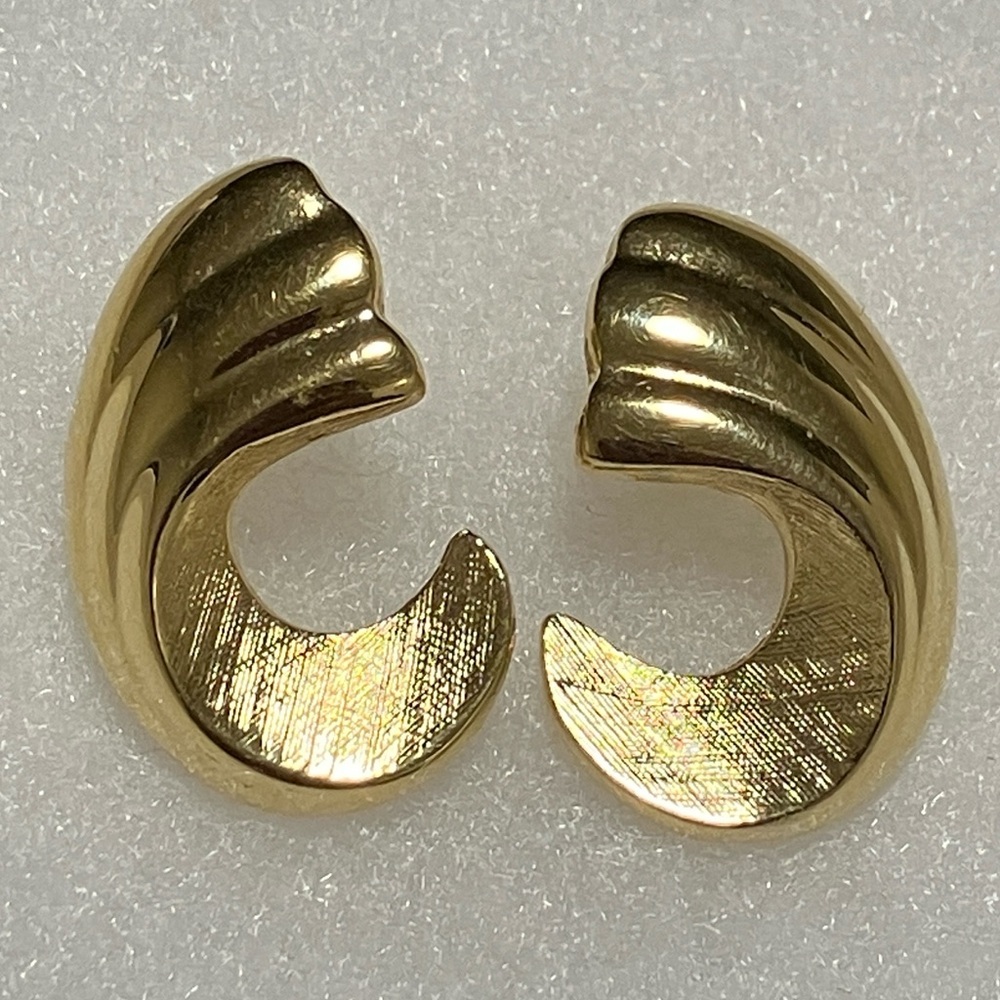 Trifari Vintage 90's Gold Tone Earrings